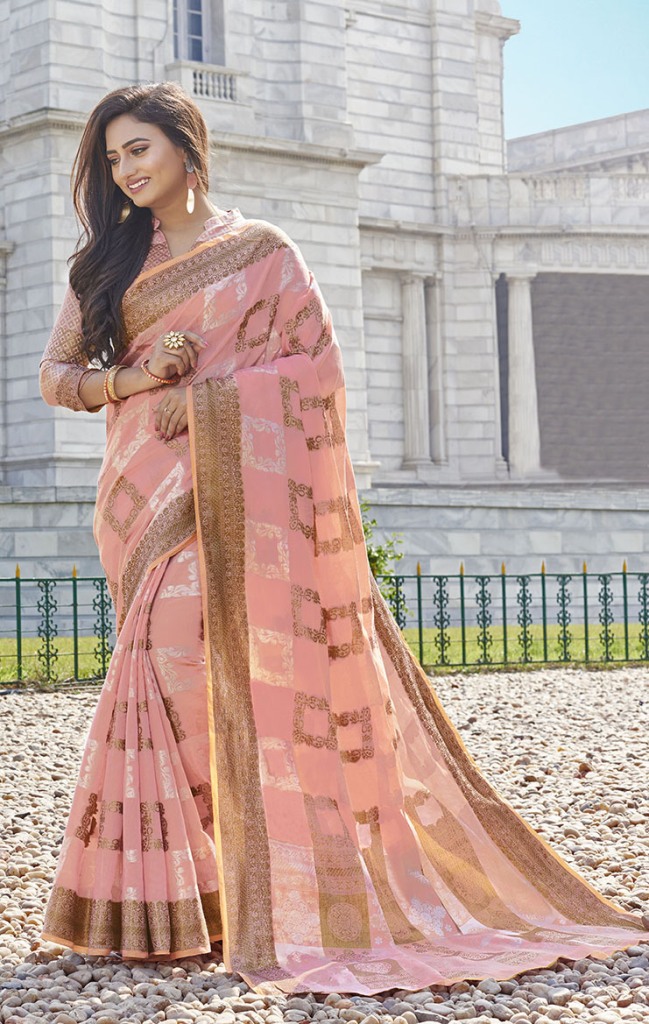 This Lovely Weaved Saree And Blouse Are Fabricated On Handloom Cotton